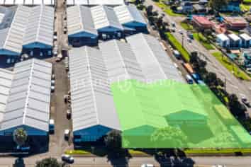 High-Profile Trade Unit with Yard