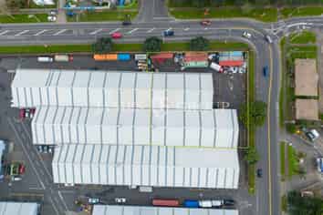 High-Profile Trade Unit with Yard