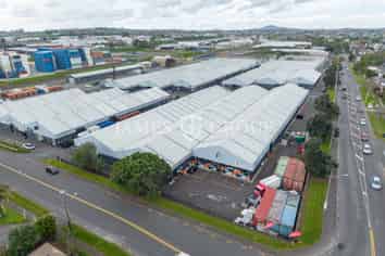 High-Profile Trade Unit with Yard