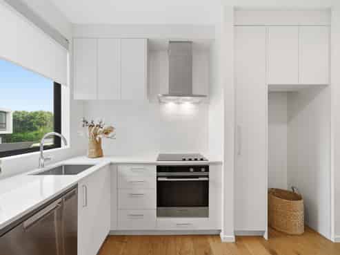 2/4 Glen Atkinson Street, St Heliers