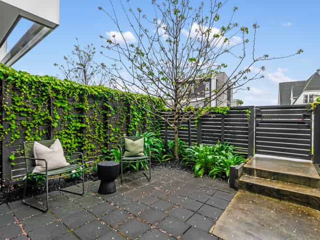 2/4 Glen Atkinson Street, St Heliers