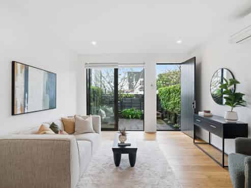 2/4 Glen Atkinson Street, St Heliers