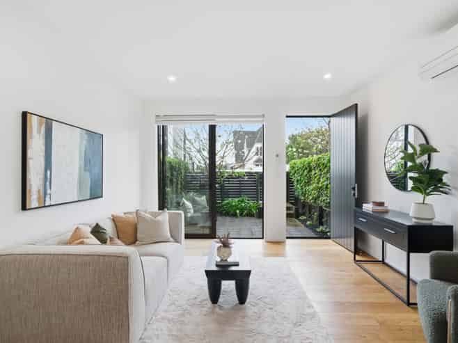 2/4 Glen Atkinson Street, St Heliers