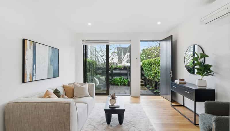 2/4 Glen Atkinson Street, St Heliers