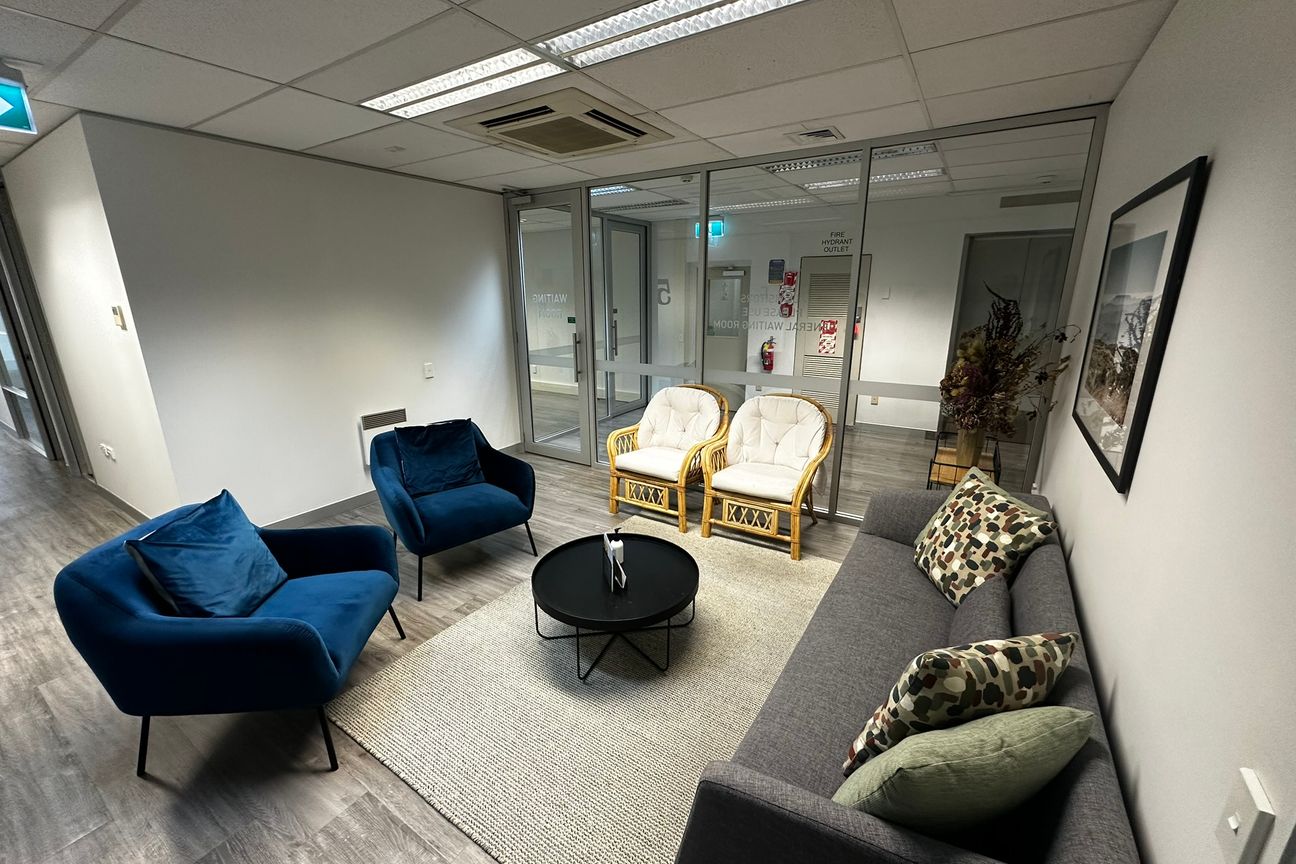 Sunny Solomons House Office - Flere