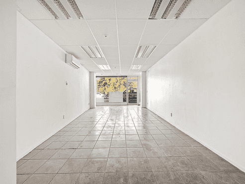 Petite Office or Retail Space Delight