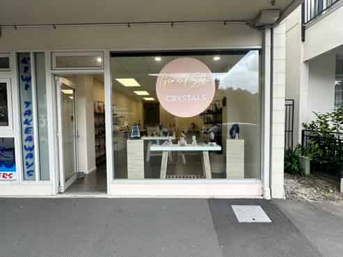 Petite Office or Retail Space Delight