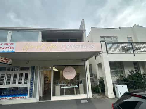 Petite Office or Retail Space Delight