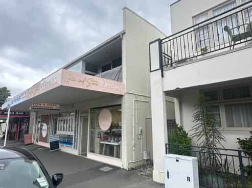 Petite Office or Retail Space Delight