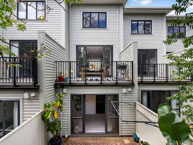 16/17 Lyon Avenue, Mount Albert