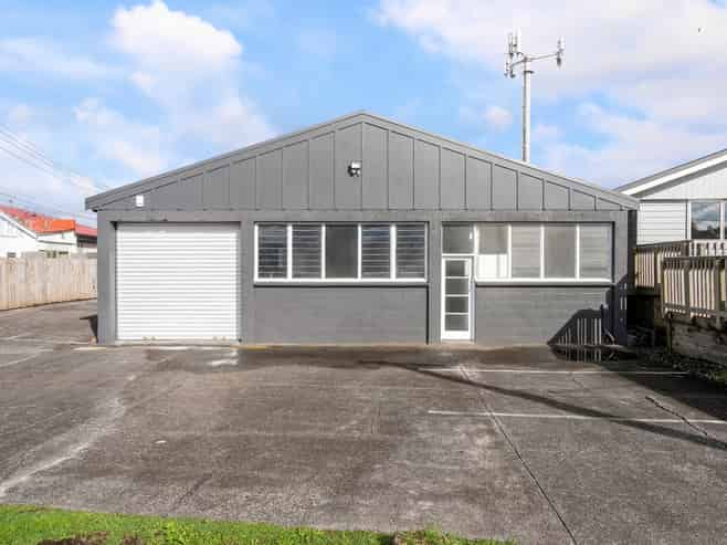 Road-front industrial with live/work opportunity