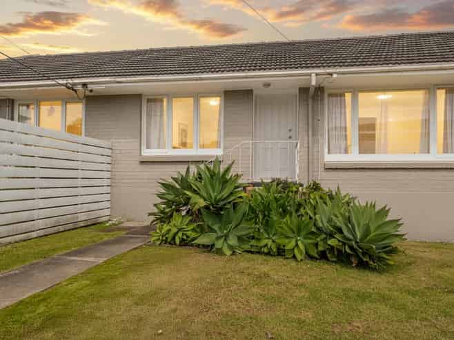 2/56A Taharoto Road, Takapuna