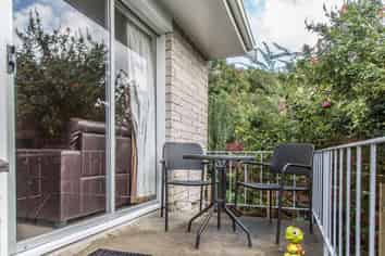 2/27 Ellerton Road, Mount Eden