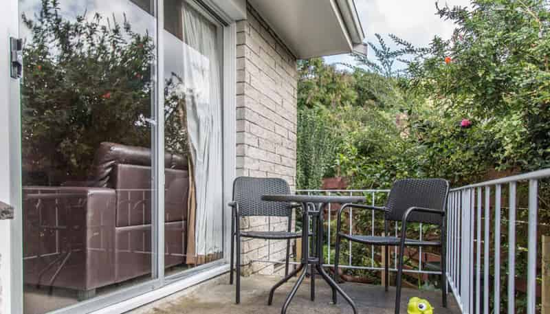 2/27 Ellerton Road, Mount Eden