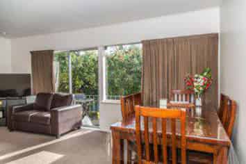 2/27 Ellerton Road, Mount Eden