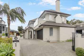 2/1 Te Akau Crescent, Bucklands Beach