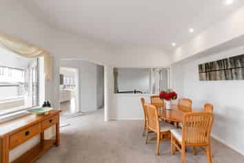 2/1 Te Akau Crescent, Bucklands Beach