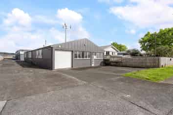 REFURBISHED WITH LIVE/WORK POTENTIAL