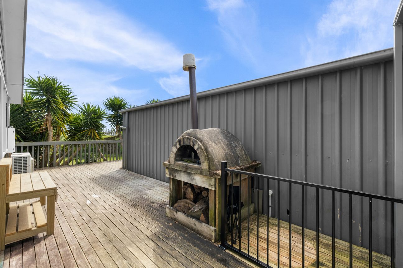 "Buy Smart - Buy Potential - Buy Mangawhai" – pohled 3