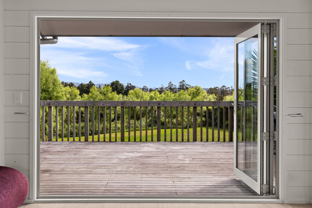 "Buy Smart - Buy Potential - Buy Mangawhai" – pohled 4