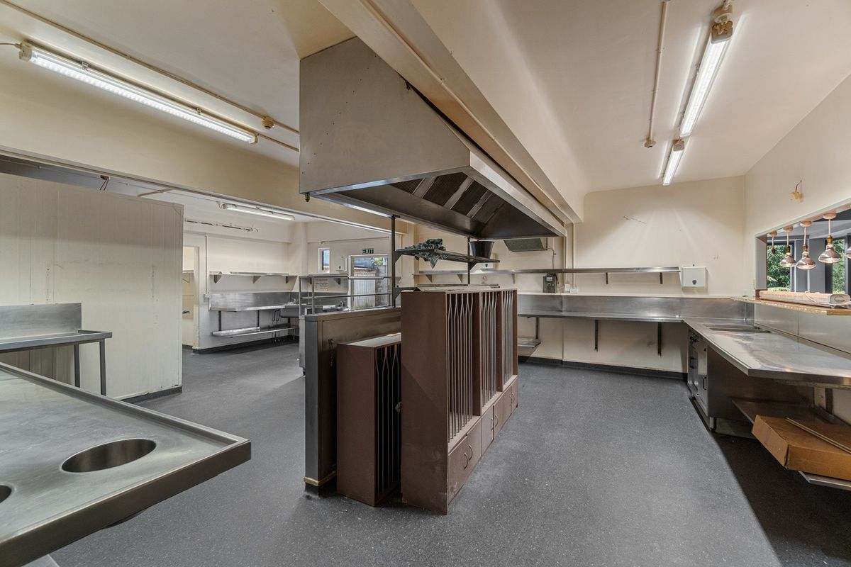 Prime Restaurant Opportunity with River Views - Vista 2