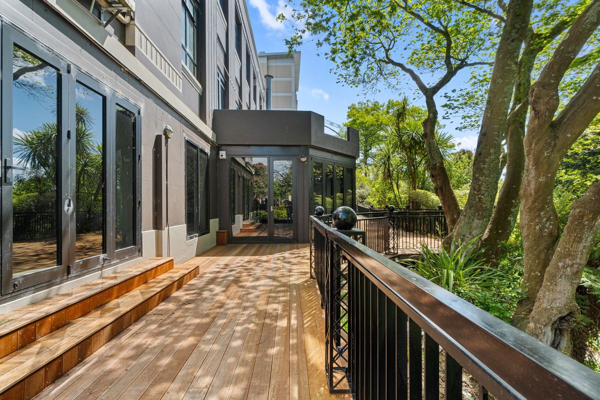 Prime Restaurant Opportunity with River Views - Vista 6