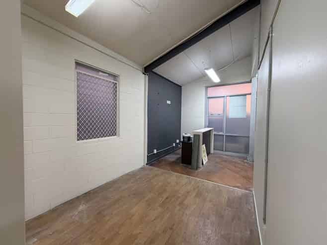 Versatile Central Showroom and retail space