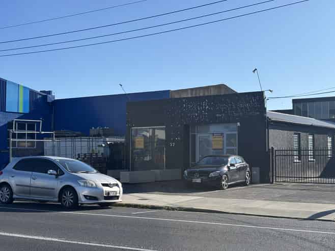 Versatile Central Showroom and retail space