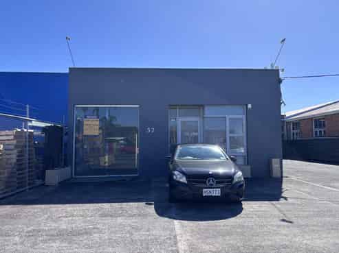 Versatile Central Showroom or retail space