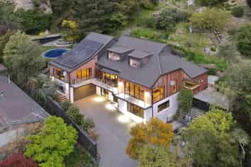 2 Cannon Hill Crescent, Mount Pleasant