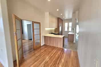 512 Devon Street East, Strandon