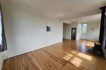512 Devon Street East, Strandon