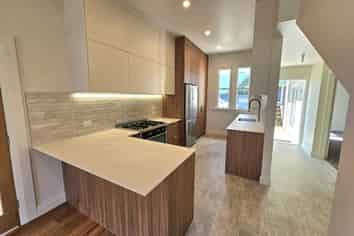 512 Devon Street East, Strandon