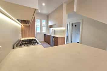 512 Devon Street East, Strandon
