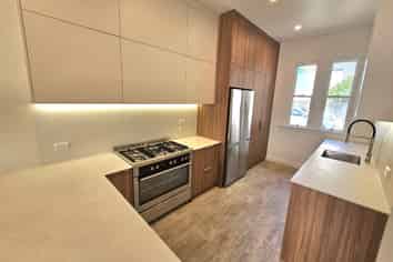 512 Devon Street East, Strandon