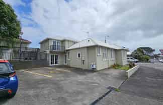 512 Devon Street East, Strandon