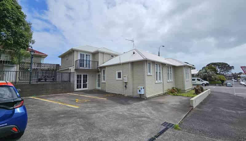 512 Devon Street East, Strandon