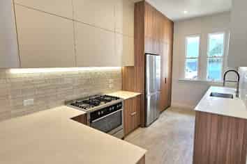 512 Devon Street East, Strandon