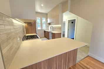 512 Devon Street East, Strandon