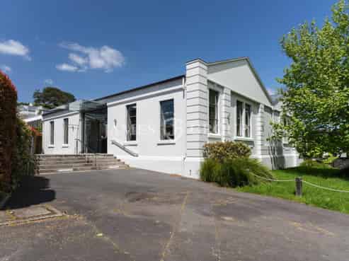 STUNNING CHARACTER + 13 CARPARKS