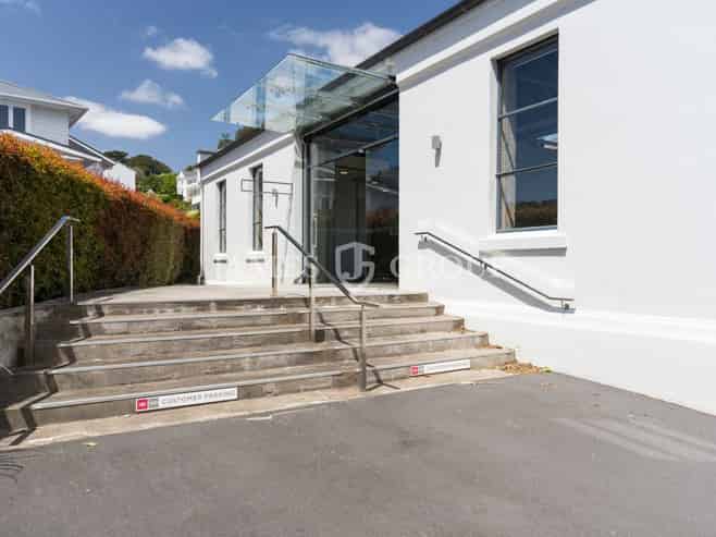 STUNNING CHARACTER + 13 CARPARKS