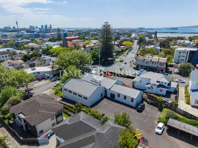 STUNNING CHARACTER + 13 CARPARKS