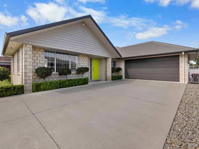 17 Farleigh Close, Huntington