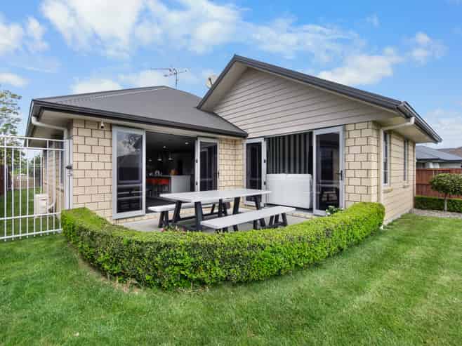17 Farleigh Close, Huntington