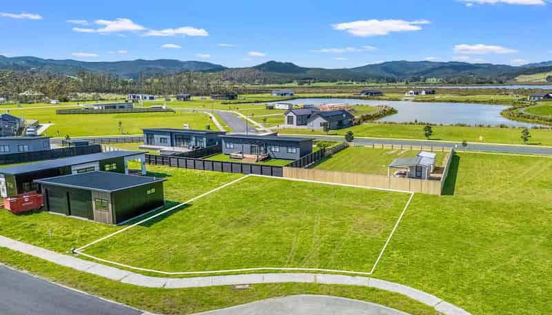 7 Riria Way, Matarangi