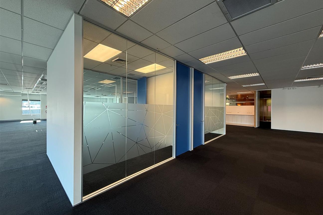High-Spec Full-Floor Office | 50 Secure Car Parks - Daugiau