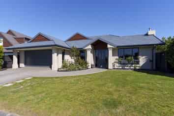 16 Bottle Lake Drive, Parklands