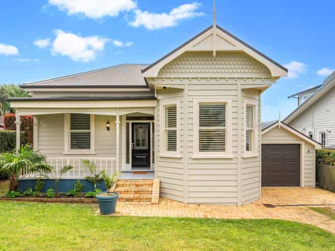 11 Atherton Road, Epsom