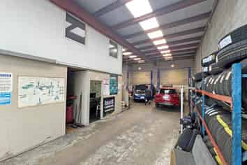 VERSATILE UNIT FOR LEASE
