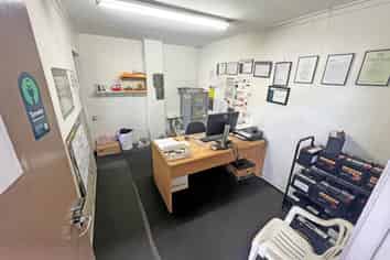 VERSATILE UNIT FOR LEASE
